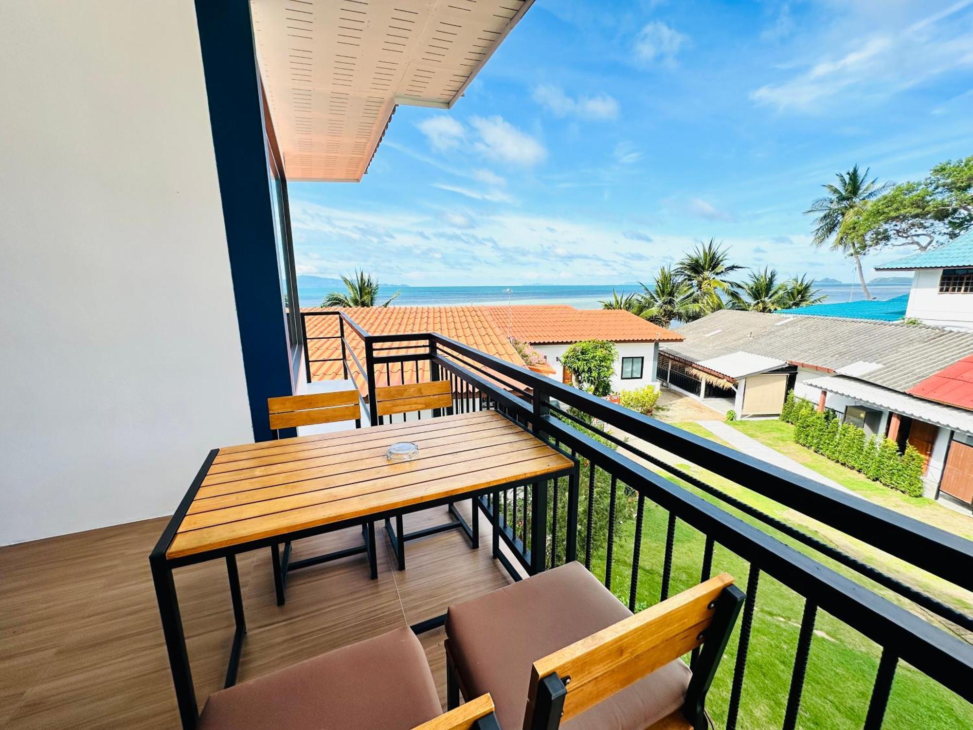 The Scenery Beach Resort Баан Кхай Экстерьер фото