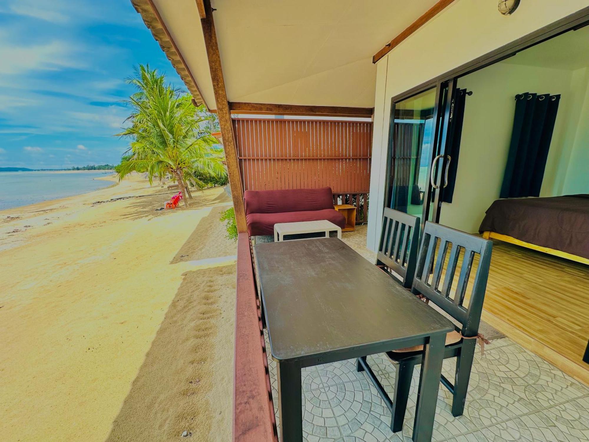 The Scenery Beach Resort Баан Кхай Экстерьер фото